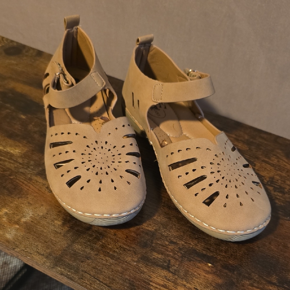 Tan Women's Shoes with Cut-Out Design - Picture 1 of 5